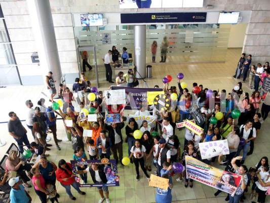 Fotos: Así fue la caótica bienvenida que recibió Katheryn Banegas en el aeropuerto Toncontín