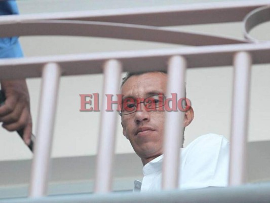 Sonriente y confiado llega a tribunales, Saúl Escobar, mano derecha de Rosa Elena de Lobo