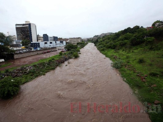 FOTOS: Crecida de ríos por lluvias mantienen en alerta a la capital