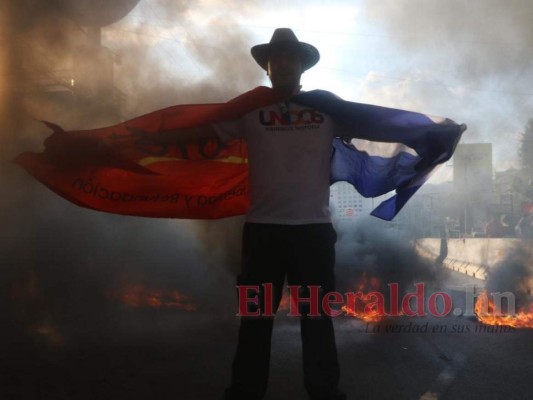 FOTOS: Oposición quema llantas e impide el paso en el bulevar Juan Pablo II de la capital