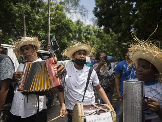 Entre llanto y música despiden a Johnny Ventura (FOTOS)