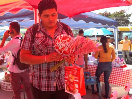 Rosas, globos y abrazos gratis engalanan el Día de San Valentín en la UNAH