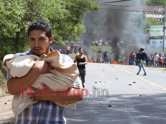 Protestas en El Chimbo: gaseados, padres con bebé en brazos e incendios