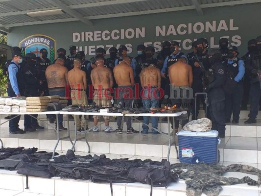 Fusiles de alto calibre, indumentaria policial y hasta 'chachas' entre objetos decomisados en campamento de la MS