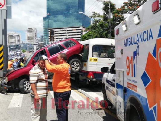 FOTOS: Aparatoso accidente en bulevar Centroamérica por irrespetarse paso de cebra