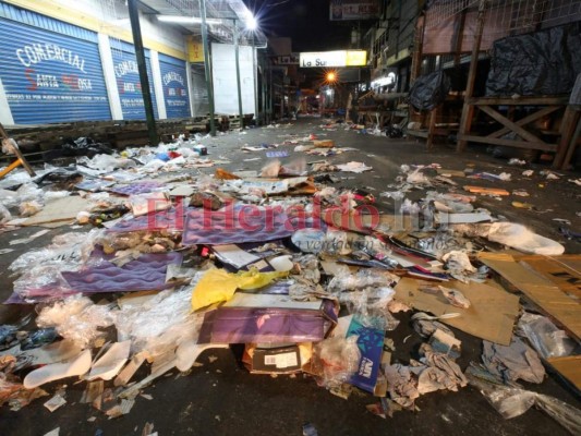 FOTOS: Inundadas de basura amanecieron las calles de Comayagüela, tras fiesta navideña