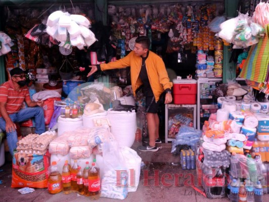 Con o sin mascarilla, capitalinos abarrotan mercados pese a que amenaza persiste (FOTOS)