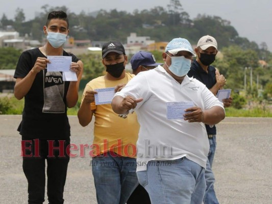 Con sticker: 'Yo me vacuné' y carnet en mano: Así se desarrolla la jornada de vacunación a transportistas en la capital (FOTOS)