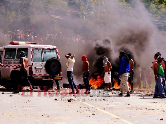 Protestas en El Chimbo: gaseados, padres con bebé en brazos e incendios