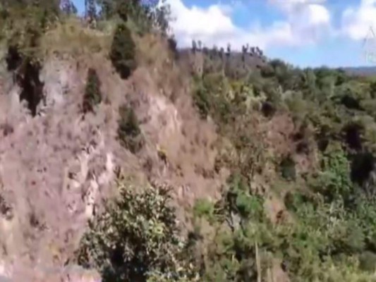 Las imágenes del dantesco hallazgo de un cadáver carbonizado en un abismo de Siguatepeque (Fotos)