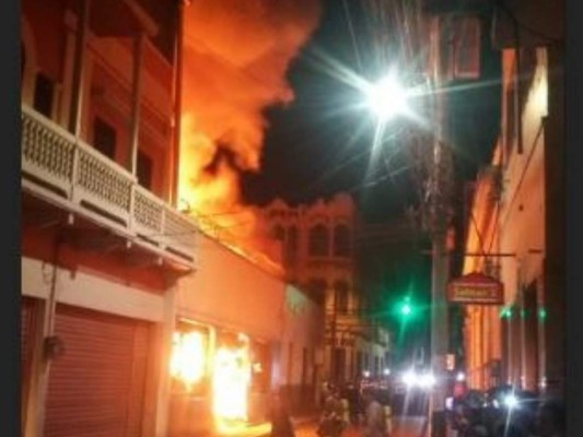 Las imágenes del voraz incendio en el casco histórico de la capital de Honduras