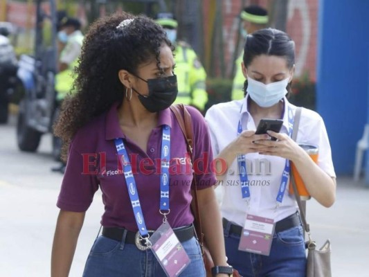 ¡Roban suspiros! Hermosas mujeres engalanan el estadio Olímpico para alentar a la H