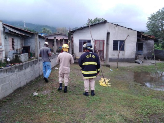 Casas sin techo y fuertes inundaciones deja frente frío en el norte de Honduras