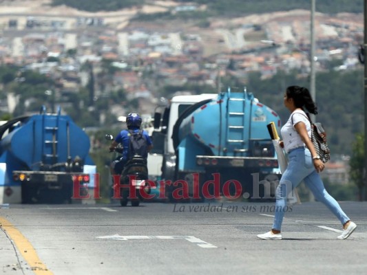 FOTOS: Capitalinos al filo de la muerte al atravesar peligrosos cruces  