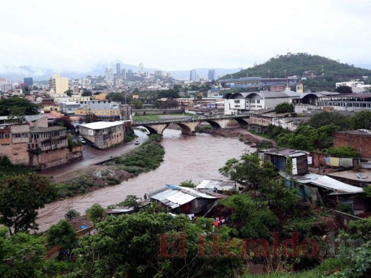 FOTOS: Crecida de ríos por lluvias mantienen en alerta a la capital