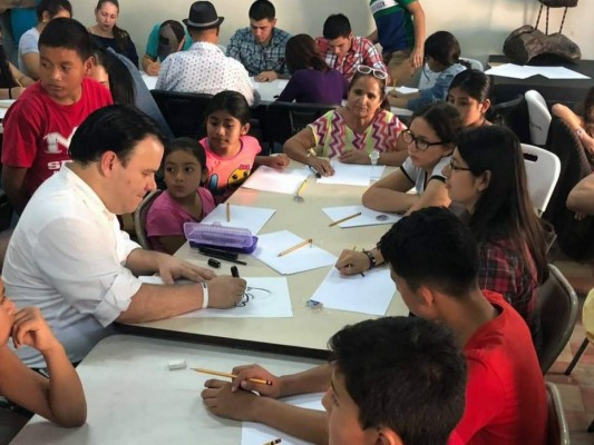 Precandidatos ya andan en campaña política y presumen su lado más 'humilde'