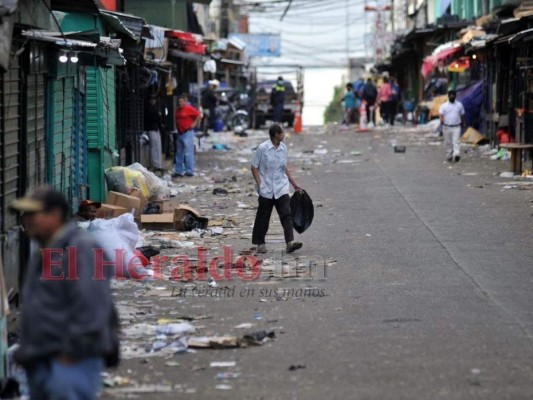 Recogen toneladas de basura producida en víspera del Año Nuevo en la capital (FOTOS)