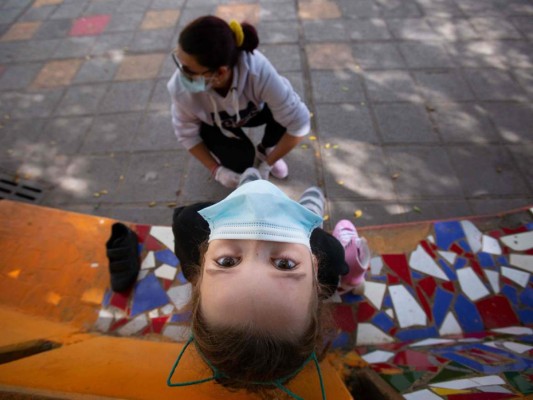 Tras seis semanas de encierro, los niños españoles salen a tomar el aire