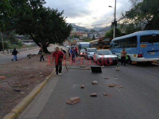 Enormes piedras obstaculizaron calles de la capital durante tomas de la Alianza de Oposición