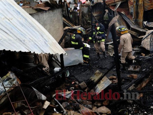 Lágrimas y dolor: incendio arrasa con dos casas en la Nueva Capital (FOTOS)