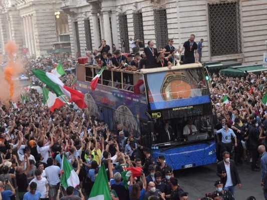 Celebración por campeonato de Italia en la Euro desata la locura en las calles de Roma