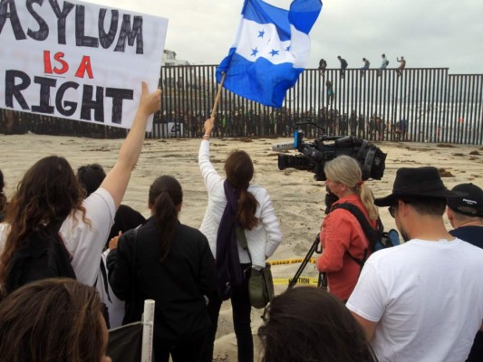 Migrantes hondureños llegan con caravana a la frontera México-Estados Unidos