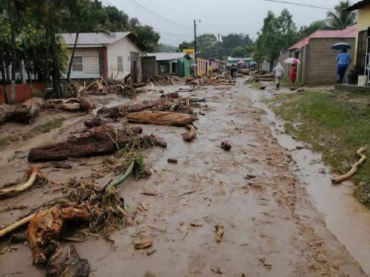 Derrumbes, puentes caídos y hundimiento de carreteras, los estragos que provoca Eta en Honduras