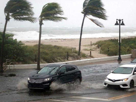 Las imágenes: Eta lleva aguaceros a las calles ya inundadas de Florida