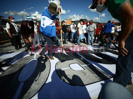 FOTOS: Hondureños repintan graffiti viral y exigen transparencia