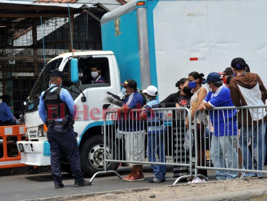 FOTOS: Capitalinos cada vez toman más conciencia y se cuidan al salir a abastecerse