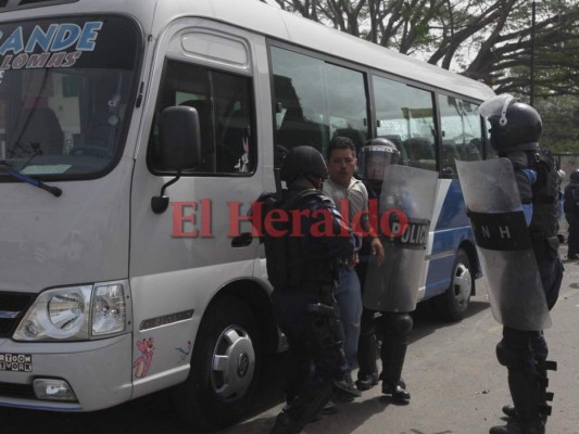 Impactantes imágenes del enfrentamiento entre transportistas y policías en la colonia Loarque