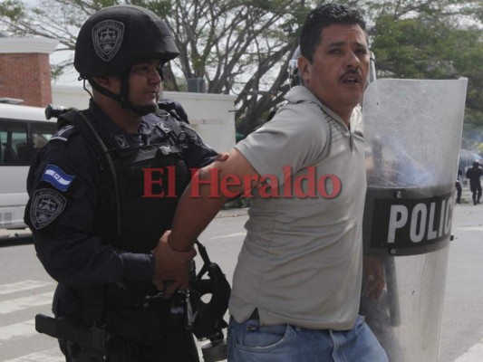 Impactantes imágenes del enfrentamiento entre transportistas y policías en la colonia Loarque