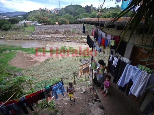 Pobladores de la colonias La Vega y Betania inician a evacuar por amenaza de Iota (Fotos)