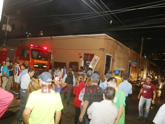 Llamas, daños y desesperación: Las imágenes del voraz incendio que consumió negocios en el centro de la capital