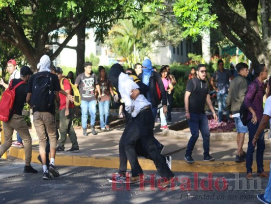 Descontrol y violencia en la UNAH en imágenes; hay estudiantes heridos