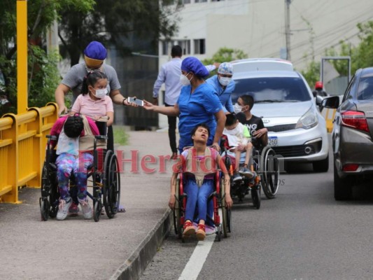 Así recibieron la vacuna anticovid los niños mayores de 12 años en la capital