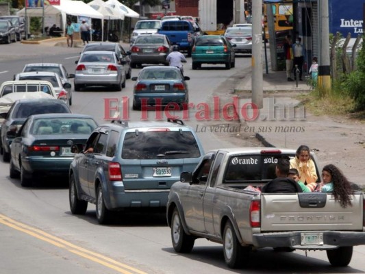 FOTOS: En caravanas retornan viajeros al cierre de la Semana Santa