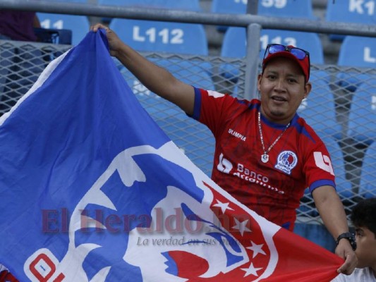 Bellezas y ambiente de la afición merengue en el Olímpico para el clásico capitalino en SPS