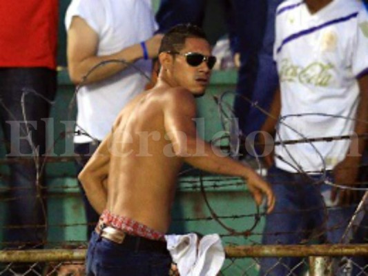 GALERIA: Aficionado invade la cancha y hace gol en pleno clásico