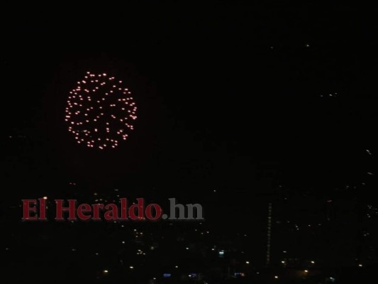 Colorida pirotecnia engalanó el cielo de Tegucigalpa y Comayagüela (FOTOS)