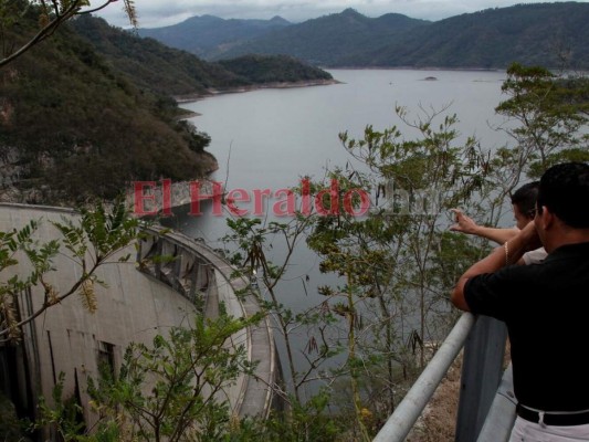 Así se ejecuta la descarga de agua en la represa El Cajón (Fotos)