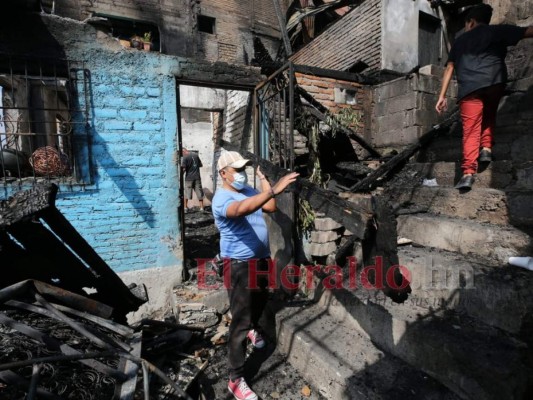 Afectados limpian escombros de casas reducidas a cenizas por incendio en colonia Divanna (FOTOS)