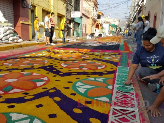 FOTOS: Coloridas y representativas alfombras se exhiben en la capital de Honduras