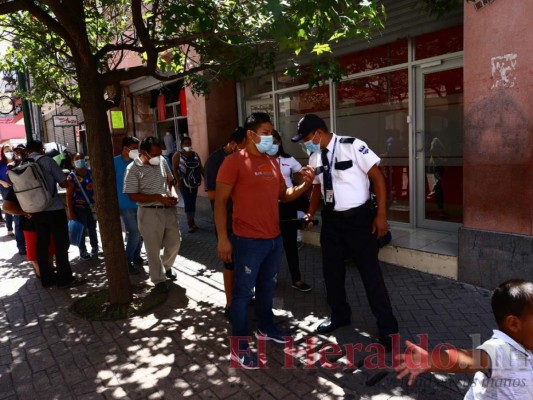 Masiva afluencia de personas durante circulación de dos dígitos (FOTOS)