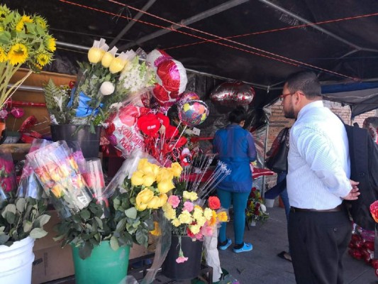 Rosas, globos y abrazos gratis engalanan el Día de San Valentín en la UNAH