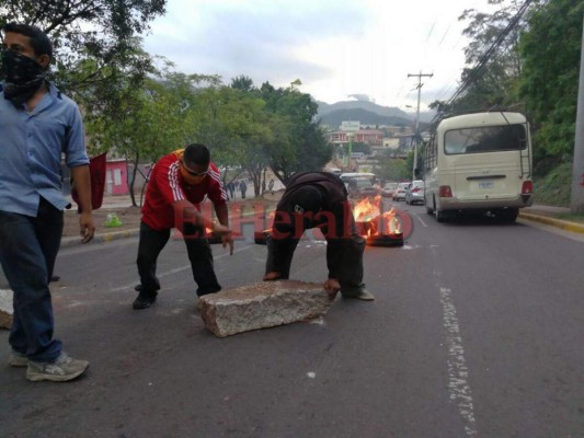 Enormes piedras obstaculizaron calles de la capital durante tomas de la Alianza de Oposición