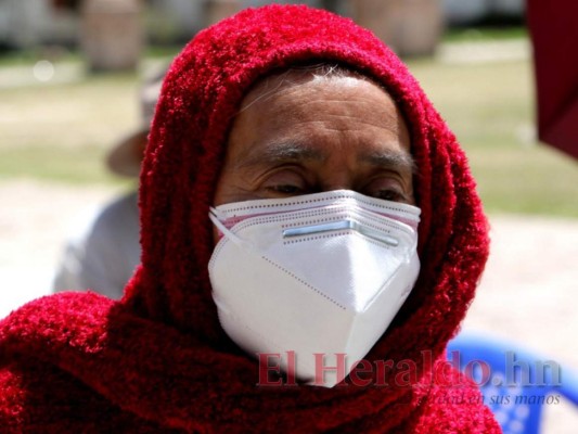 En orden y sentados, Ojojona vacuna a sus abuelitos con dosis donadas por El Salvador (FOTOS)