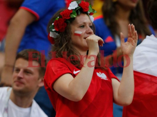 El duelo Polonia vs Colombia se llenó de hermosas mujeres