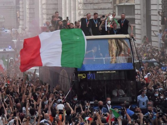 Celebración por campeonato de Italia en la Euro desata la locura en las calles de Roma