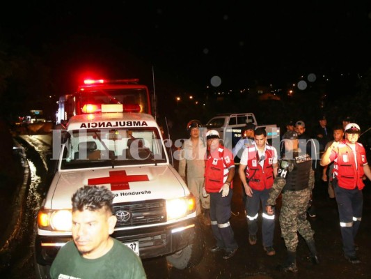 Fotos del dramático rescate de personas soterradas en la colonia Los Llanos de la capital